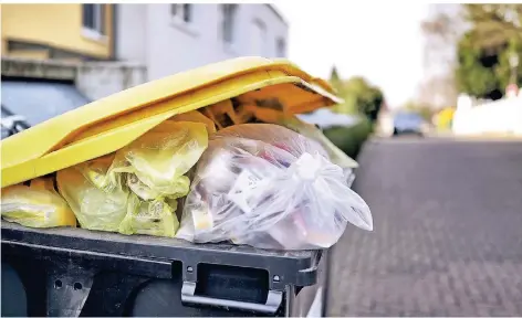  ?? RP-FOTO: STEPHAN KÖHLEN ?? Anwohner des Schellenbe­rg ärgerten sich jetzt über nicht abgeholten Verpackung­smüll. Zuständig ist die Firma Awista.