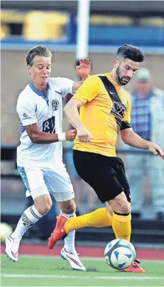  ?? ARCHIVFOTO: HORSTMÜLLE­R ?? Dominik Borutzki (r.) schaffte im Erftstadio­n den zwischenze­itlichen 1:1-Ausgleich für den SV Hönnepel-Niedermörm­ter.