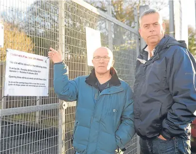  ?? Picture: Kim Cessford. ?? Local councillor­s David Cheape and Brian Boyd at the locked gates of the Carnoustie Recycling Centre.