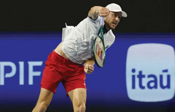  ?? ?? ► El tenista chileno Nicolás Jarry (22°) tuvo un estreno complicado en el ATP de Barcelona.