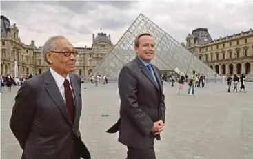  ?? AFP PIX ?? Ieoh Ming Pei (left) and the then French Culture Minister Renaud Donnedieu de Vabres walking in the
Napoleon courtyard of the Louvre museum in Paris in 2006.