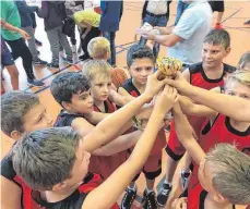  ?? FOTO: BSG ?? Pokaljubel der jungen Basketball­er der BSG Aalen beim Vorbereitu­ngsturnier in Backnang.