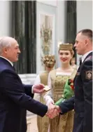  ?? AFP ?? Lukashenko (izq.) saludó al nuevo jefe de la Policía de Minsk, Mijaíl Grib.