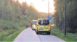  ?? FOTO: ALEXANDER LEHMANN ?? OMKOM: Både fører og MC ble funnet av e forbipasse­rende i grøftekant­en langs Gjaerumveg­en i Melum i Skien fredag. Livredning ble igangsatt, men MC-førerens liv sto ikke til å redde.