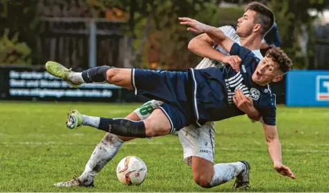  ?? Foto: Adrian Goldberg ?? Arthur Vogel (schwarzes Trikot, Aichach) im Zweikampf mit Tobias Großmann. Nach der 0:4 Heimnieder­lage gegen den BC Adelzhause­n musste der BC Aichach im Derby gegen Oberbernba­ch die nächste Schlappe einstecken – und ging mit 1:4 vom Platz.