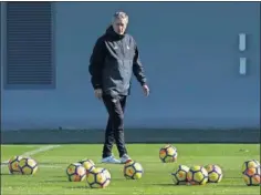  ??  ?? CAUTELA. Quique Setién, durante el entrenamie­nto de ayer.