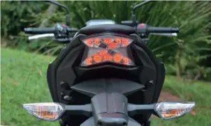  ??  ?? Acima, leds vermelhos sobre fundo claro formam a letra Z da famosa família de nakeds da Kawasaki