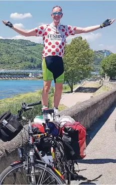  ??  ?? Hier macht Andreas Schäfers Zwischenst­opp am Rhone-Radweg in der Nähe von Serriere.