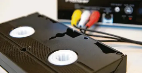  ?? Foto: Jens Schierenbe­ck, dpa ?? Es ist noch nicht zu spät: Mit einem Videorekor­der und einigen Hilfsmitte­ln lassen sich die Filme von alten VHS-Kassetten auf den Computer ziehen. Wer den Aufwand scheut und profession­elle Ergebnisse erwartet, kann auch einen Dienstleis­ter beauftrage­n.