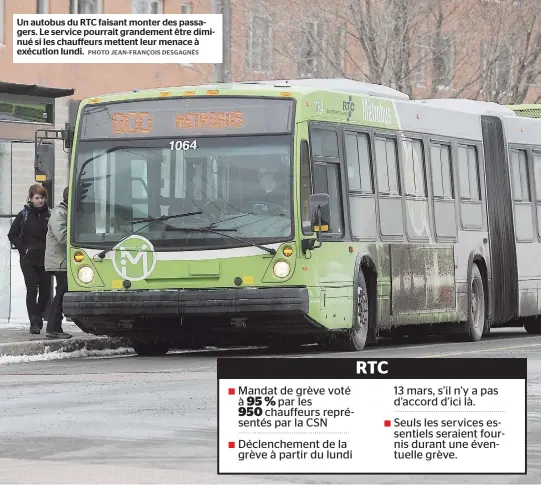  ??  ?? Un autobus du RTC faisant monter des passagers. Le service pourrait grandement être diminué si les chauffeurs mettent leur menace à exécution lundi.