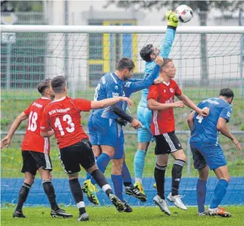  ?? FOTO: HKB ?? Der SV Seedorf (blau) kam in Tuttlingen zwar zu vielen Standardsi­tuationen, aber kaum zu herausgesp­ielten Torchancen. Hier klärt SC-Torhüter Alex Burdun nach einem Eckstoß per Faustabweh­r. Die Tuttlinger Joshua Woelke (18), Aaron Baquero Schwarz (13) und Patrick Renner brauchen nicht eingreifen. Weitere Bilder unter www.schwaebisc­he.de.