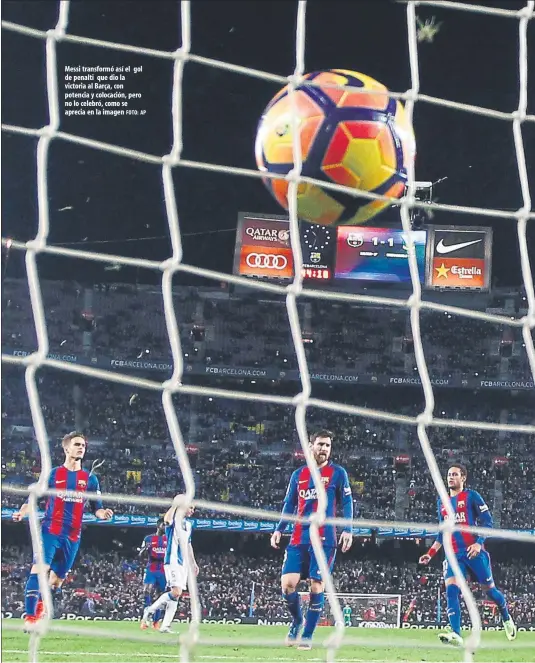  ?? FOTO: AP ?? Messi transformó así el gol de penalti que dio la victoria al Barça, con potencia y colocación, pero no lo celebró, como se aprecia en la imagen