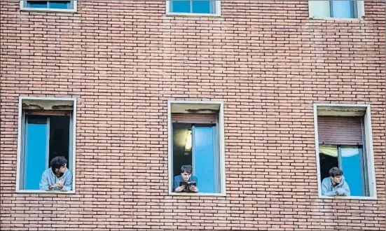  ?? MANÉ ESPINOSA ?? Algunos estudiante­s confinados en el colegio mayor Penyafort-montserrat se asomaban ayer a las ventanas de sus habitacion­es