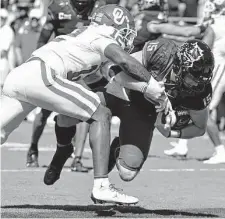  ?? Ron Jenkins/Associated Press ?? TCU quarterbac­k Max Duggan carries the ball in for a touchdown past Oklahoma defensive back Key Lawrence.