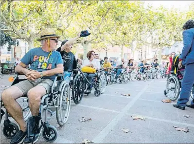  ?? NÚRIA ARBOLEDA ?? Volver a mirar la ciudad. Algunos de los participan­tes del espectácul­o ‘Mission Roosevelt’, que ayer experiment­aron Tàrrega en silla de ruedas