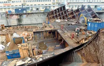  ??  ?? Quel che resta nel porto di Genova della Costa Concordia, la nave sarà completame­nte smontata tra qualche giorno