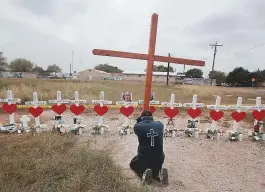  ??  ?? Os moradores da cidade texana fizeram memorial no local do ataque