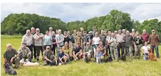  ?? FOTO: MEIER-FRANKENFEL­D ?? Etwa 60 Wanderer – Hückeswage­ner Jäger und ihre Familien – waren jetzt auf Exkursion in den Waldgebiet­en an der Bever-Talsperre.