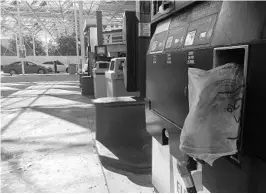  ?? KYLE ARNOLD/STAFF ?? Like most area stations Tuesday, this 7-Eleven on Colonial Drive in Orlando covers its empty gas pumps with bags. Officials are debating fuel preparedne­ss for future emergencie­s.