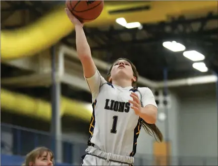  ?? MATTHEW B. MOWERY — MEDIANEWS GROUP ?? South Lyon’s Izzy Nooe (1) puts up a shot in the first half of a non-conference game against Hazel Park on Wednesday. South Lyon won, 42-24, snapping Hazel Park’s 10-game win streak
