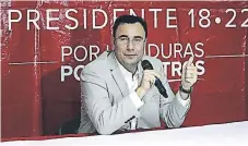  ??  ?? SUCESIÓN. Luis Zelaya, por resultar electo candidato, deberá asumir la presidenci­a del Partido Liberal.