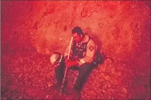  ?? NOAH BERGER — ASSOCIATED PRESS ?? A firefighte­r, who declined to give his name rests while battling the Ranch Fire, part of the Mendocino Complex Fire, on Tuesday near Lodoga.