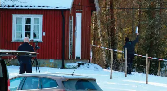  ?? ARKIVFOTO: ERLEND OLSBU ?? 44-åringen som ble drept bodde i denne hytta på gårdsbruke­t i Åmli. Her undersøker politiet spor i veggen på hytta.