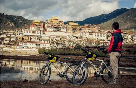  ??  ?? Lamaseria Ganden Sumtseling Gompa încurajeaz­ă turiștii să creadă că mitica Shambhala, Paradisul Tibetan, se află în Shangri-La.