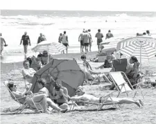  ??  ?? agradable se apreció en la víspera en el balneario, donde no pocos disfrutaro­n del sol de diciembre.