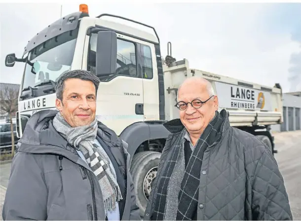  ?? FOTO: ENNI ?? Enni-Vorstand Stefan Krämer (l.) und Bauunterne­hmer Ludger Lange auf dem Betriebsge­lände am Meldeweg in Orsoy.