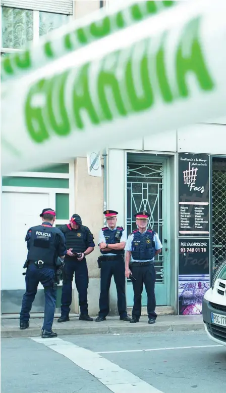  ?? EFE ?? Una imagen de agentes de los Mossos d’Esquadra cerca de una furgoneta de la Guardia Civil