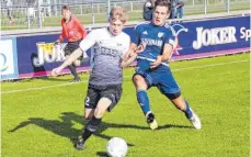  ?? FOTO: KERN ?? Die Partie gegen den FC Mengen (links David Bachhofer) hätte der FV Ravensburg II (Tim Lauenroth) nicht verlieren müssen.