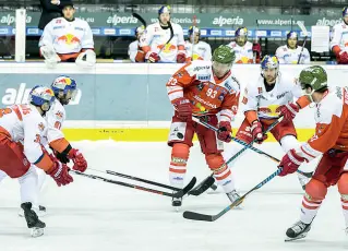  ?? (Foto Vanna Antonello) ?? Agguerriti Una partita tra Bolzano e Salisburgo