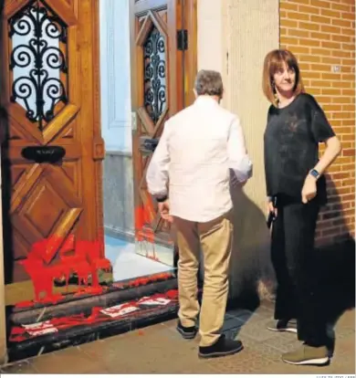  ?? LUIS TEJIDO / EFE ?? la líder del PSE, Idoia Mendia, observa junto a su marido los daños en la puerta de su domicilio en Bilbao.