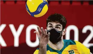  ?? Carlos Garcia Rawlins - 7.ago.21/reuters ?? Lucão se prepara para sacar em partida contra a Argentina, na disputa da medalha de bronze das Olimpíadas de Tóquio, quando o Brasil perdeu