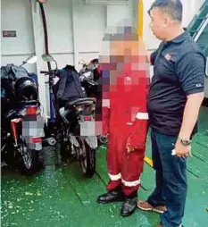  ??  ?? SUSPEK yang cuba membawa motosikal curi ditahan di Terminal Feri Labuan.