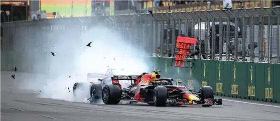  ?? JUN QIAN/JAWA POS ?? SIAL: Mobil pembalap Red Bull Max Verstappen setelah bertabraka­n dengan rekan setimnya, Daniel Ricciardo, di Baku City Circuit, Azerbaijan (28/4).