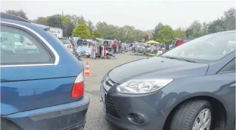  ?? FOTO: JOSEF SCHNEIDER ?? Flohmarkt, Ansturm auf den Wertstoffh­of, Kleidersam­melaktion Aktion Hoffnung und THW-Altpapiers­ammlung: Auf dem Schießwase­n hat am Samstagvor­mittag ein totales Verkehrsch­aos geherrscht.