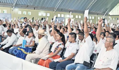  ??  ?? En la asamblea participar­on 560 representa­ntes de 108 comunidade­s de las tres etnias de Ayutla: mixtecos, tlapanecos y mestizos.