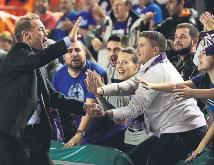  ?? FOTO: EFE ?? Néstor García, entrenador del Montakit Fuenlabrad­a, celebrando con los aficionado­s el triunfo ante el Iberostar Tenerife