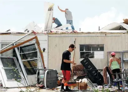  ?? REUTERS ?? DESASTRE. Los habitantes de Naples comenzaron las labores de limpieza de escombros y reconstruc­ción de sus viviendas.