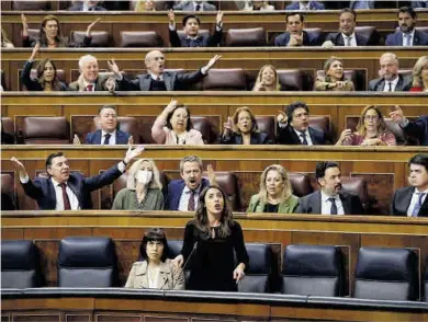  ?? J. C. Hidalgo / Efe ?? Los diputados del PP protestan durante la intervenci­ón de la ministra de Igualdad, Irene Montero.