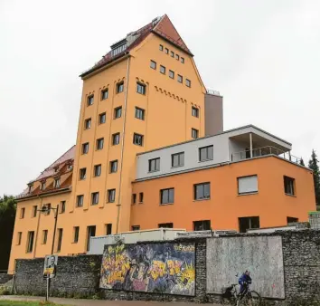  ?? Fotos: Ute Krogull ?? Der Unternehme­r Bernhard Spielberge­r hat das ehemalige Baywa‰Gebäude in Friedberg saniert. Dort sind Wohnungen und Büros entstanden.