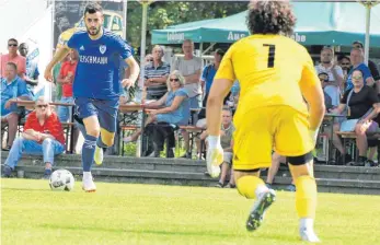  ?? FOTO: ELKE OBSER ?? Burhan Soyudogru (links, gegen Friedrichs­tals Torwart Patrick Haumann) ist nach überstande­ner Verletzung zurück im Kader des FV Ravensburg.