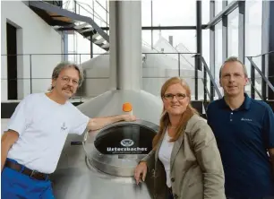  ??  ?? Foto: Katharina Rothmeier Freuen sich über das neu gestaltete, energieeff­iziente Sudhaus mit dem innovative­n Maischbott­ich: (von links) Erster Braumeiste­r Wolfgang Dahnke, Brauerei-Chefin Stephanie Schmid, Technische­r Leiter Josef Geh