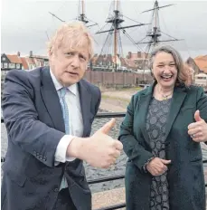  ?? FOTO: OWEN HUMPHREYS/DPA ?? Premier Boris Johnson und Jill Mortimer, die neu gewählte Parlaments­abgeordnet­e für den Wahlkreis Hartlepool.