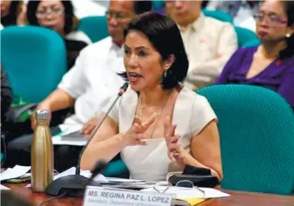  ?? /ALFONSO PADILLA/ SUNSTAR FOTO ?? HEARING. Environmen­t Secretary Regina “Gina” Lopez responds to criticisms thrown at her during her confirmati­on hearing by the Commission on Appointmen­ts.