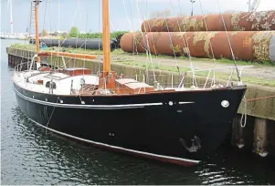  ?? | PHOTO : PHILIPPE JOUBIN, OUEST-FRANCE ?? Rénové, l'« Askoy » a été remis à l'eau début avril puis mâté à Zeebrugge.