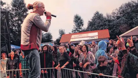  ?? Fotos: Claudia Schuri ?? Beim Festival Reggae in Wulf herrschte gute Stimmung, auch wenn es am Freitag tagsüber regnete. Sänger Ganjaman rief das Publikum dazu auf, das schlechte Wetter wegzutanze­n. Anscheinen­d funktionie­rte der Trick.