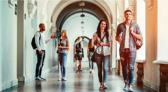  ?? FOTO SHUTTERSTO­CK ?? Odcházím jinam. Studentů, kteří se rozhodnou změnit svůj studijní program, přibývá. zatímco v roce 2019 došlo ke 14 282 přestupům nebo převodům, v roce 2022 jich bylo 32 120.